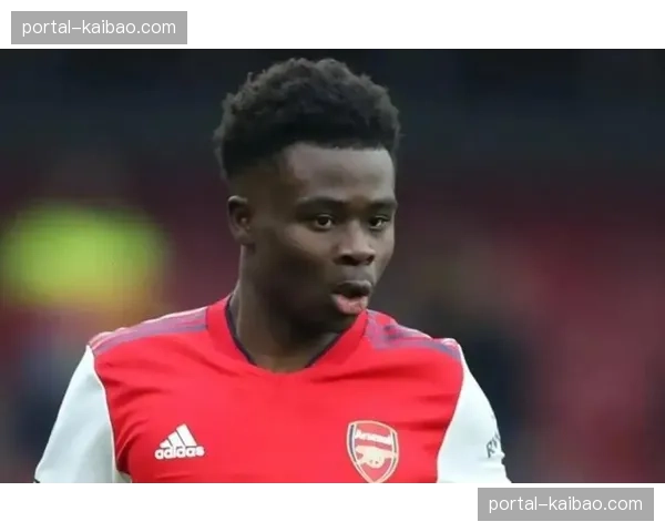 争议瞬间：萨卡在禁区内摔倒未获点球，VAR确认为合理身体接触，防守方协同到位。