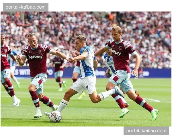 “英超奖杯巡展”抵达曼彻斯特，吸引数万球迷到场参观