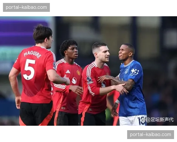 特写：争议判罚后，VAR回放画面在现场大屏幕播放引发讨论